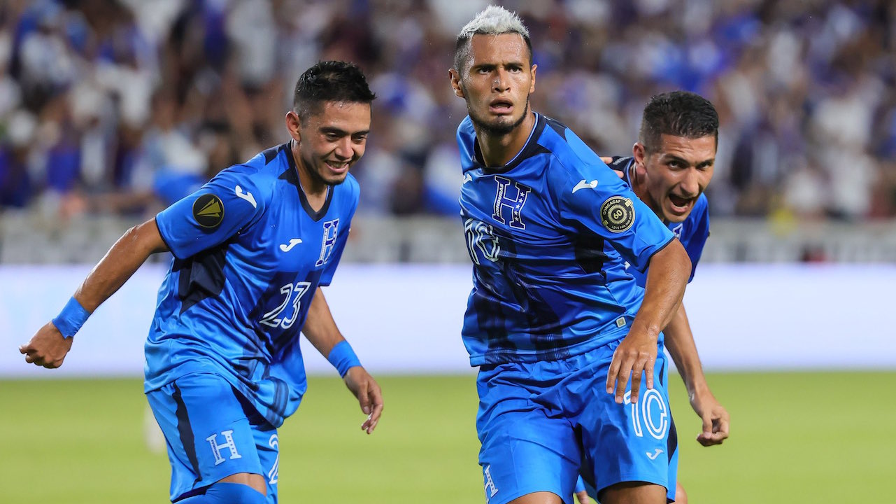 Alex López le revela a Rely la razón por la que celebró el gol antes que el balón entrara al marco