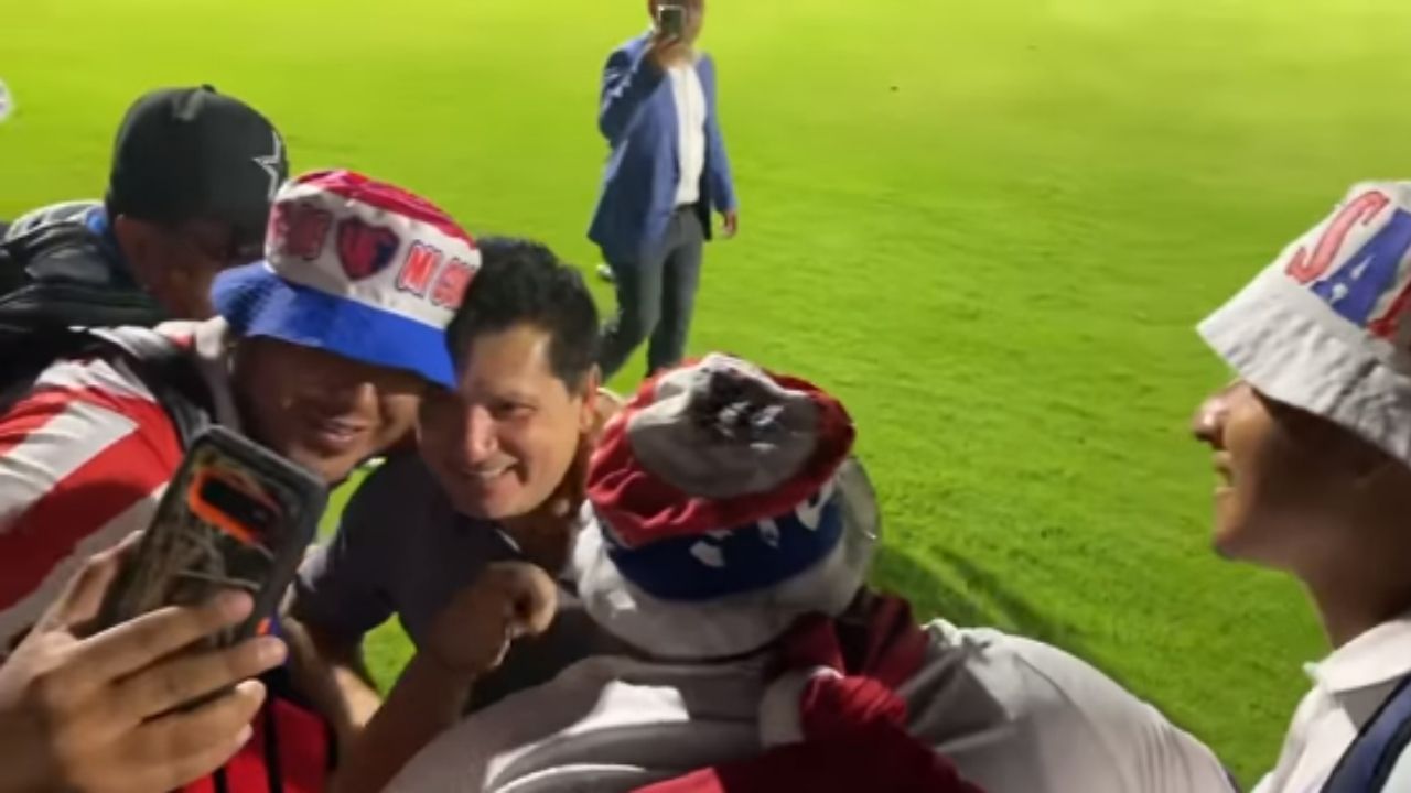 Saltando y cantando; así fue captado Alex Pineda en amistoso de Olimpia en Estados Unidos