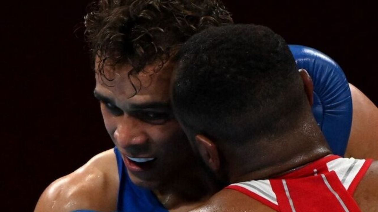 ¡A lo Mike Tyson! Descalifican a boxeador olímpico por intentar morderle una oreja al rival