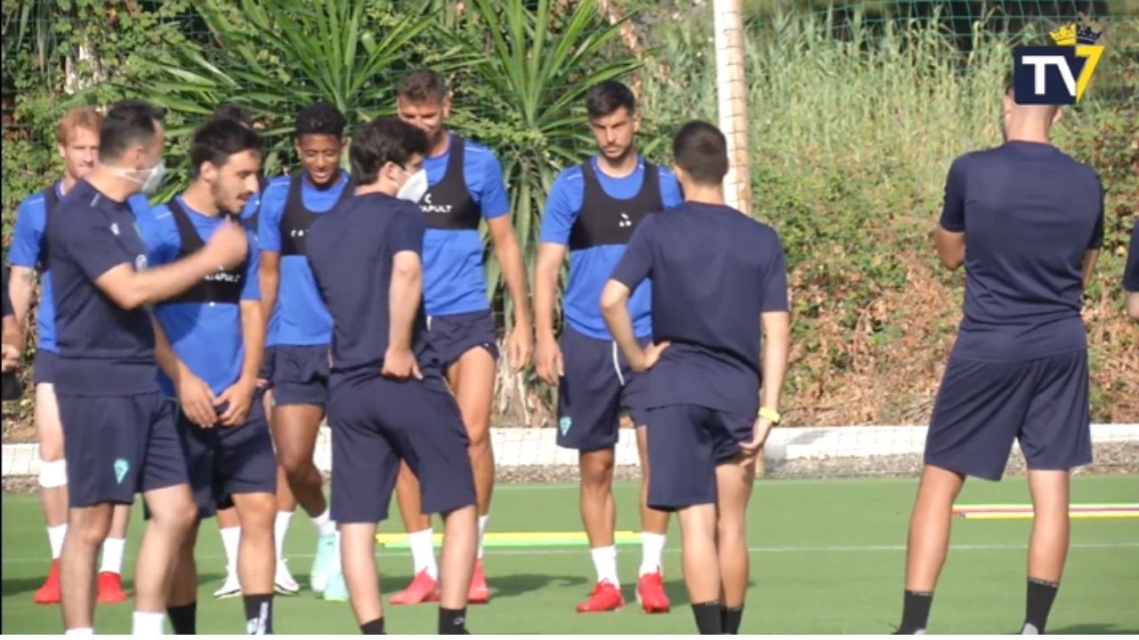 Choco Lozano reaparace en entrenamientos del Cádiz y podría ser parte del imperdible duelo ante el Atlético de Madrid