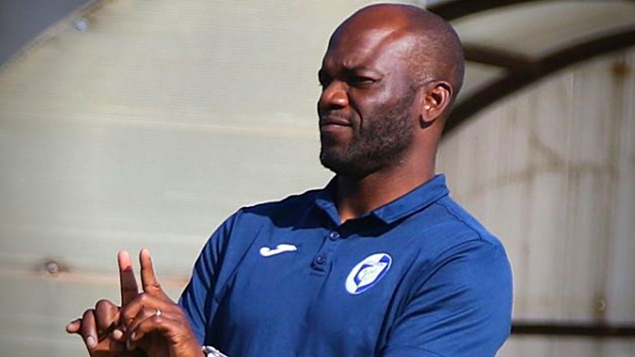 David Suazo ratificado como entrenador del Carbonia Calcio y firma nuevo contrato