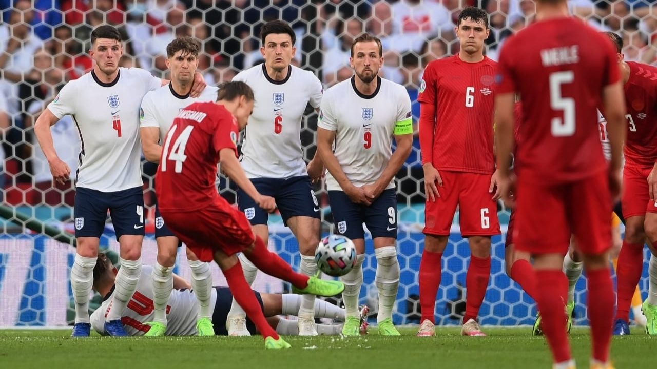 ¡Bombazo al ángulo! El golazo de Dinamarca que le quitó la imbatibilidad a Inglaterra