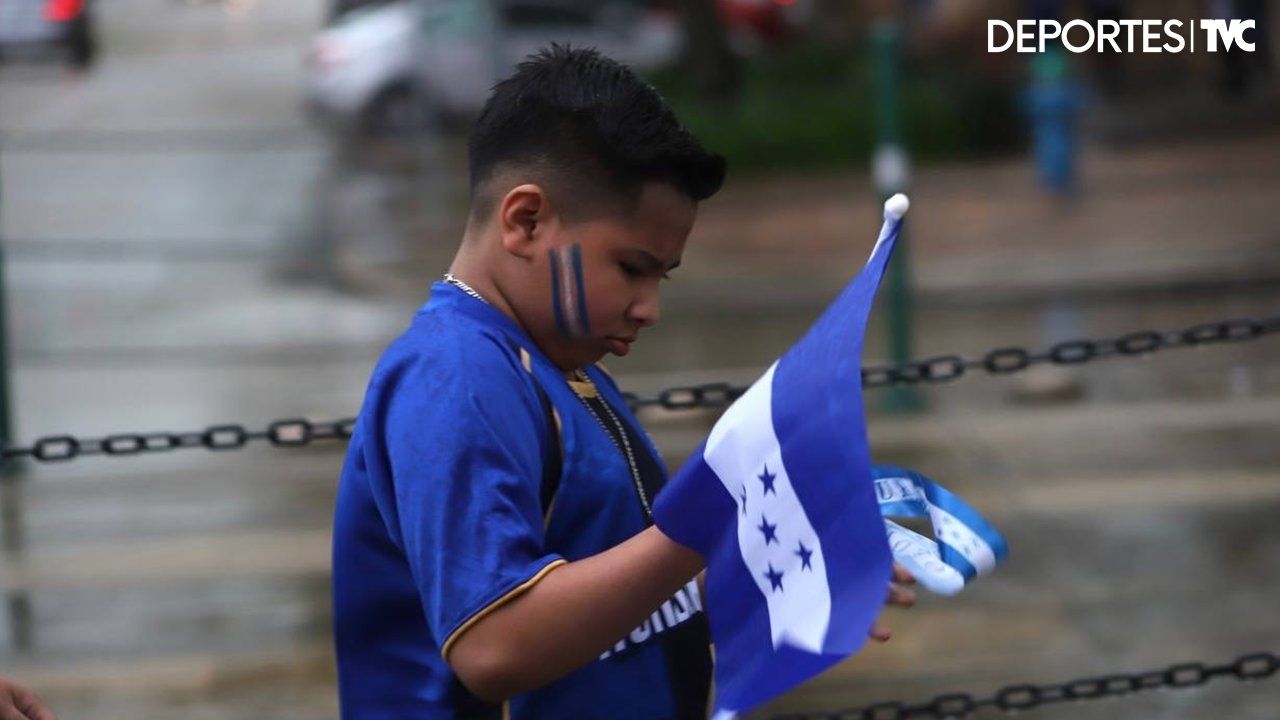 ¡Ni la lluvia los para! Hondureños se hacen presente en el BBVA Compass pese a la tormenta para el Honduras vs Granada