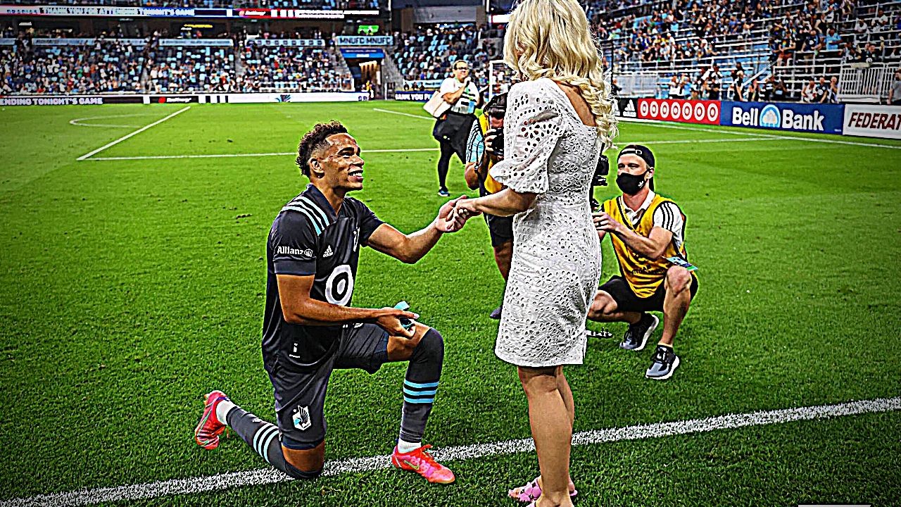 Jugador del Minnesota pide matrimonio a su pareja tras el silbido final en juego de MLS