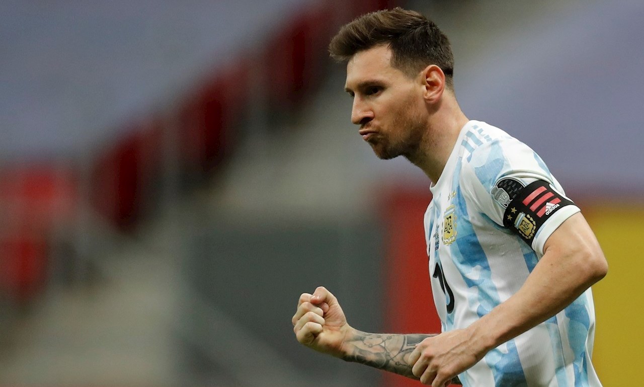 Jugadores brasileños se rinden ante Lionel Messi, capitán de Argentina, previo a la final de la Copa América