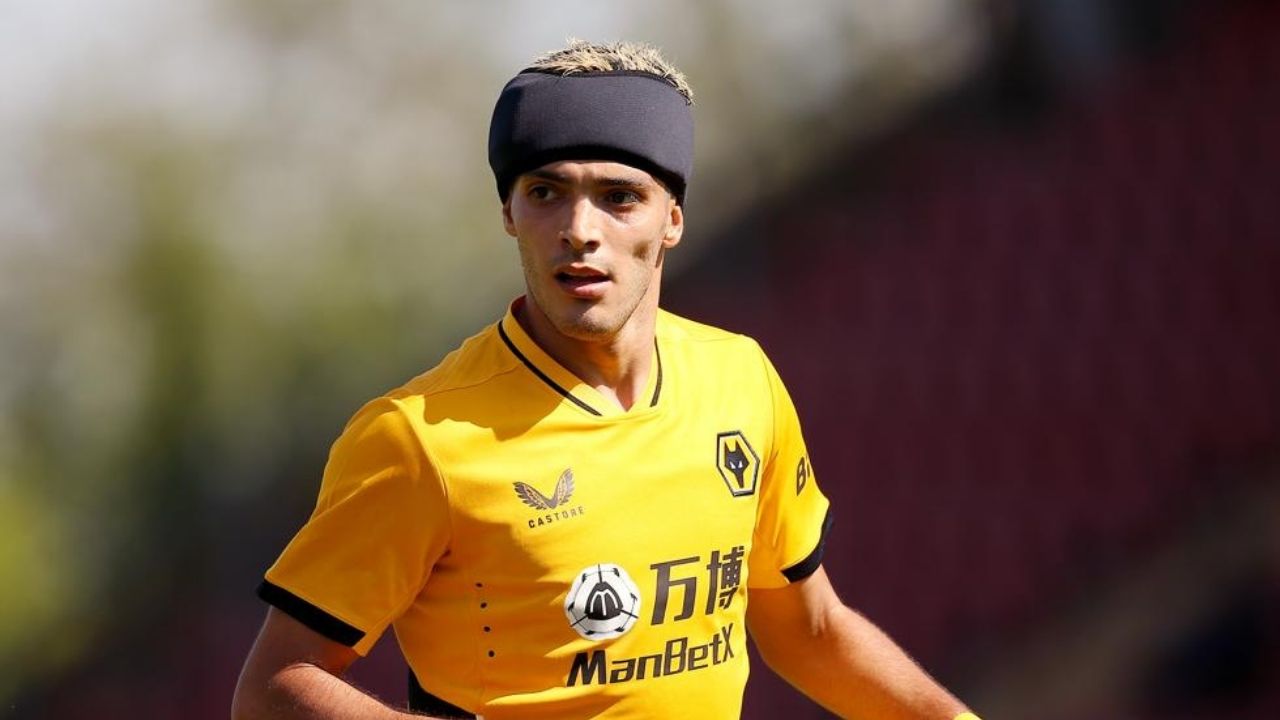 Raúl Jiménez reaparece con Wolverhampton tras su fractura craneal