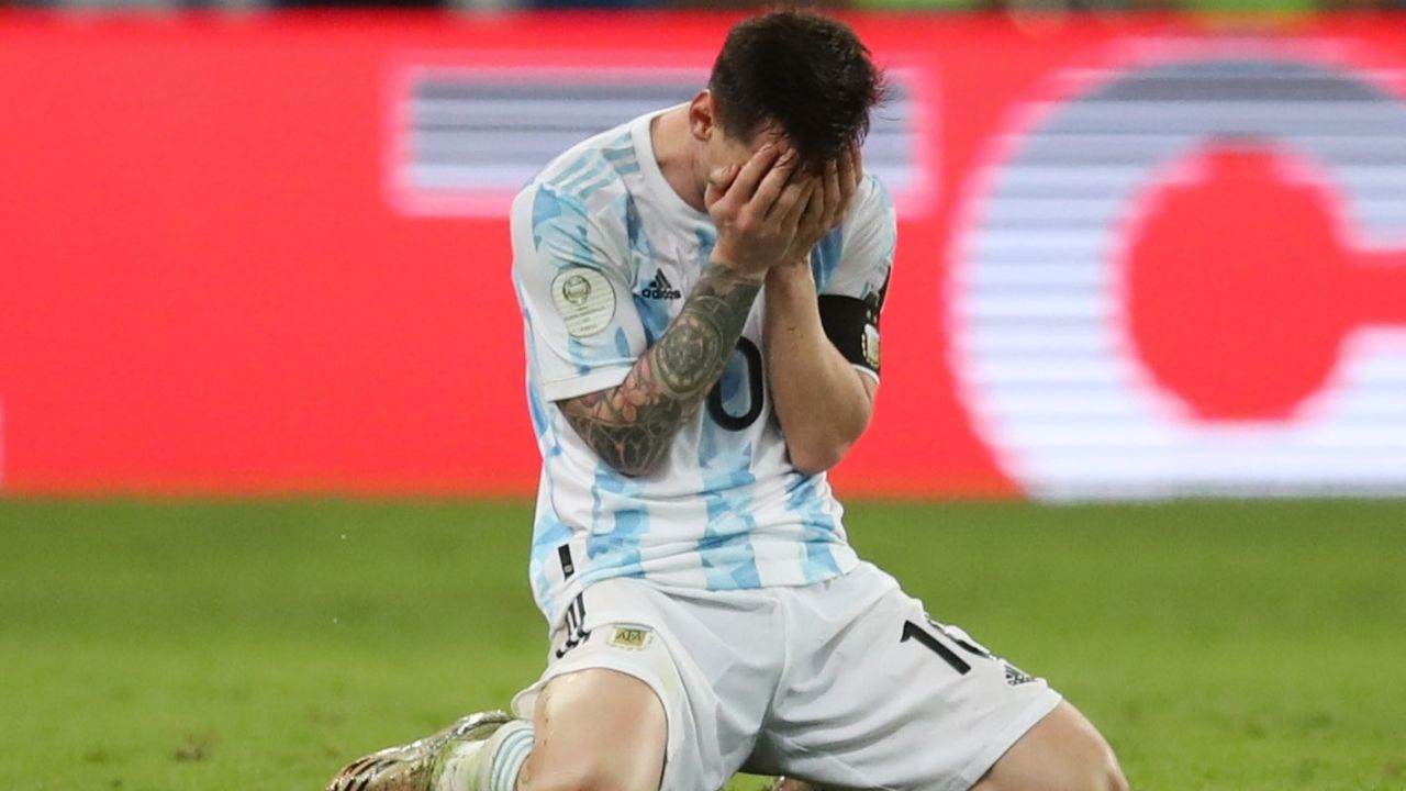 ¡Momentazo! La emotiva reacción de Messi al ser campeón por primera vez con Argentina