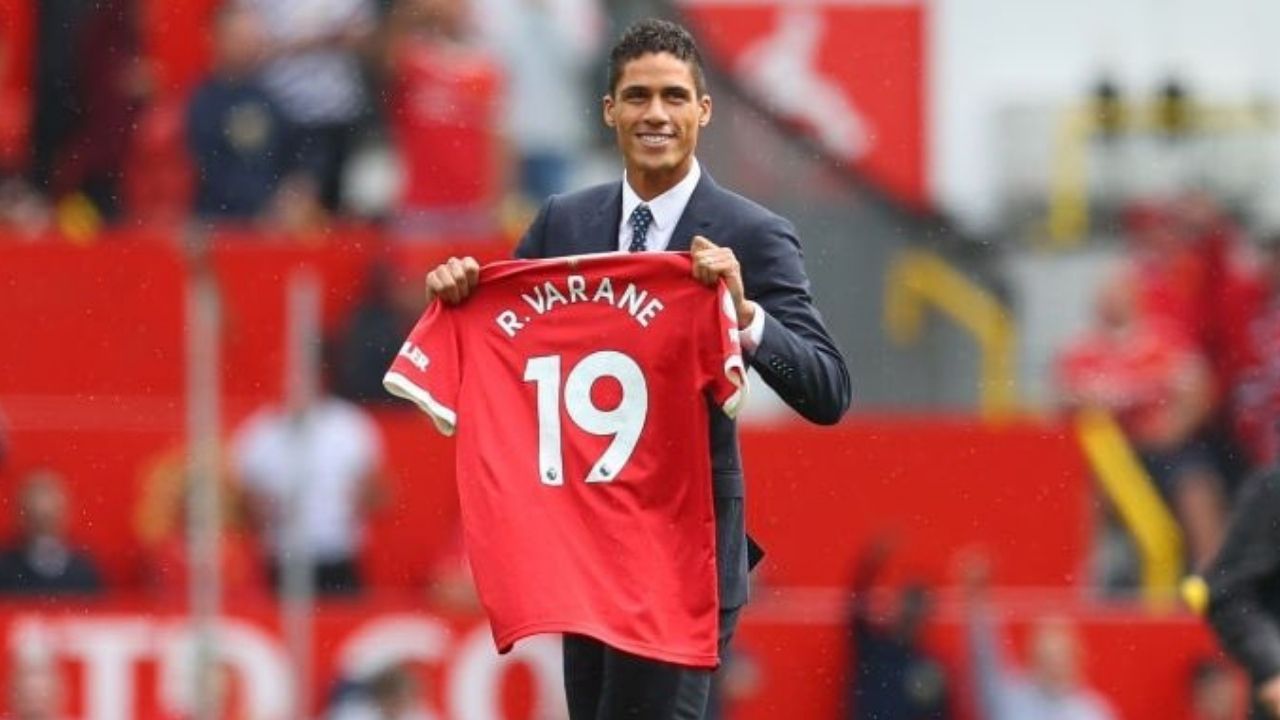 Manchester United hace oficial la llegada de Raphaël Varane hasta 2025