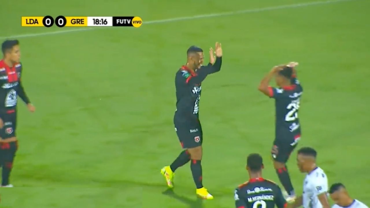 Alex López la sigue rompiendo en el Alajuela y anotó otro golazo
