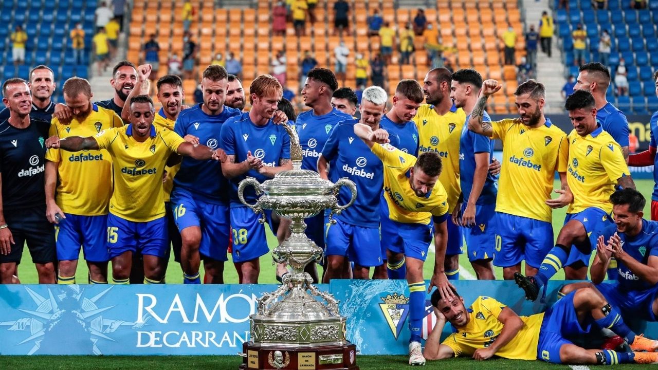 Choco Lozano gana trofeo con el Cádiz previo al inicio de la nueva temporada en La Liga