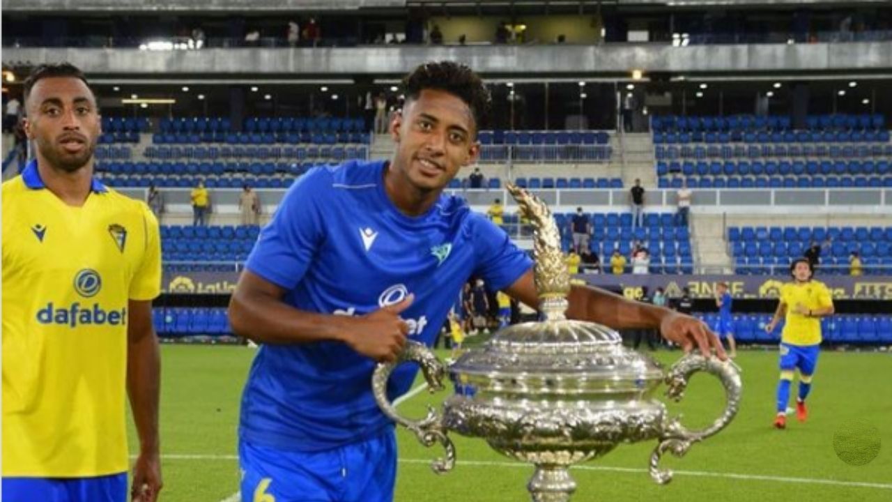 Choco Lozano reacciona tras ganar primer título con el Cádiz y sus compañeros lo alaban