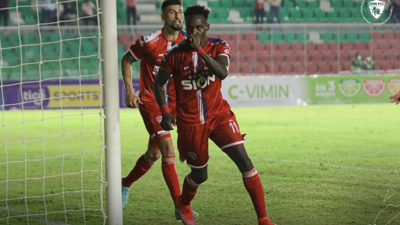 Rubilio Castillo fue el salvador del Royal Pari al anotar el gol del empate en los minutos finales