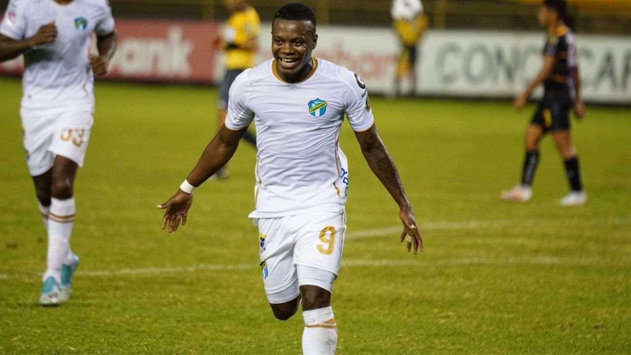 Gol de Júnior Lacayo con el Comunicaciones ayuda a su equipo a avanzar en Liga Concacaf