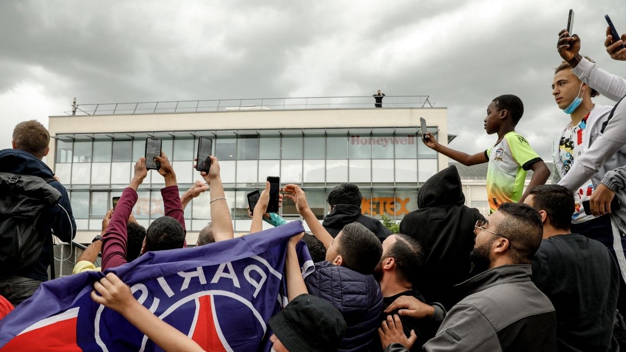 ¡Locura absoluta! Fanáticos del PSG invaden el aeropuerto de París a la espera de la llegada de Lionel Messi