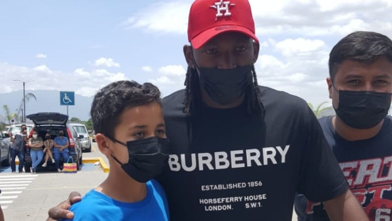 Alberth Elis salió rumbo a Francia para definir su futuro con el Burdeos