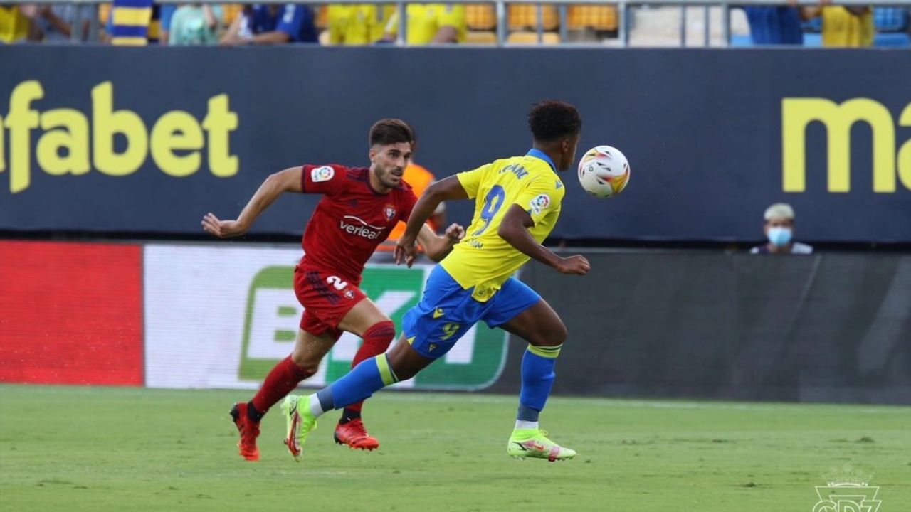 Osasuna remonta y le gana al Cádiz del Choco Lozano