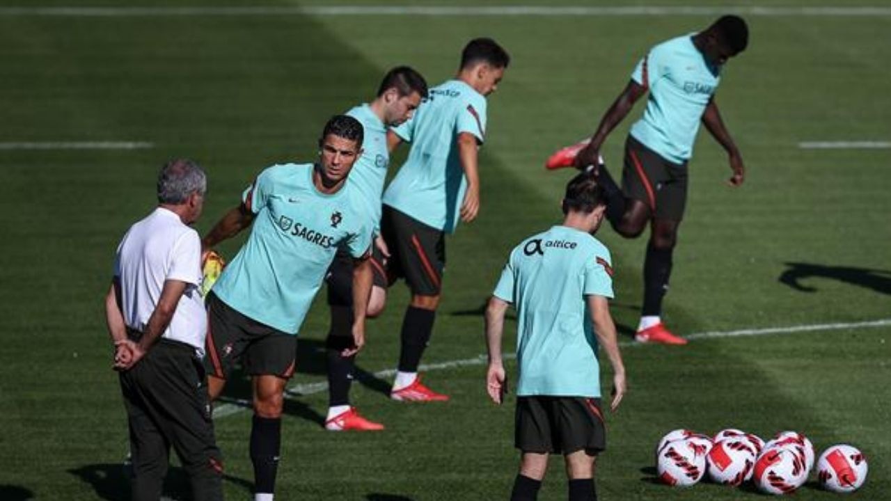 Cristiano Ronaldo, foco de miradas en el primer entrenamiento de Portugal