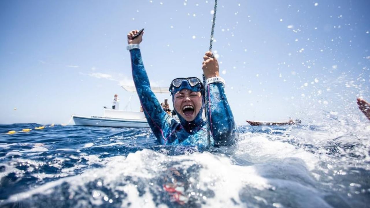 Hondureña destaca en torneo de buceo que se realiza en Roatán, Islas de la Bahía