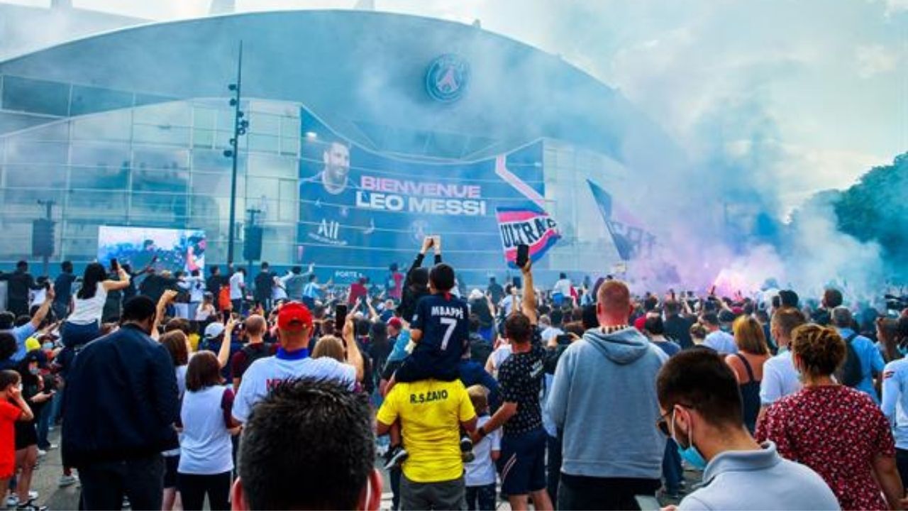 ¡Locura total! Presentación de Messi en París desata frenesí en los aficionados del PSG