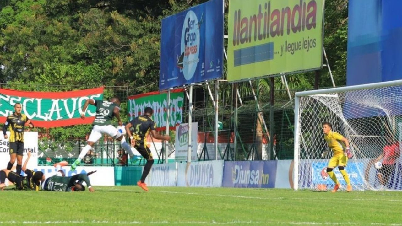 La Noche del Gol: Análisis arbitral de Reynaldo Salinas sobre el derbi sampedrano, ¿fueron penales?