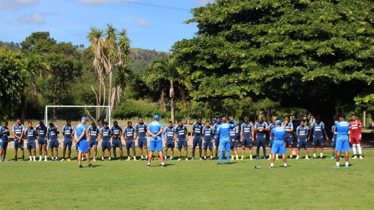 Jugadores de Motagua calientan el superclásico ante Olimpia en el Nacional de Tegucigalpa