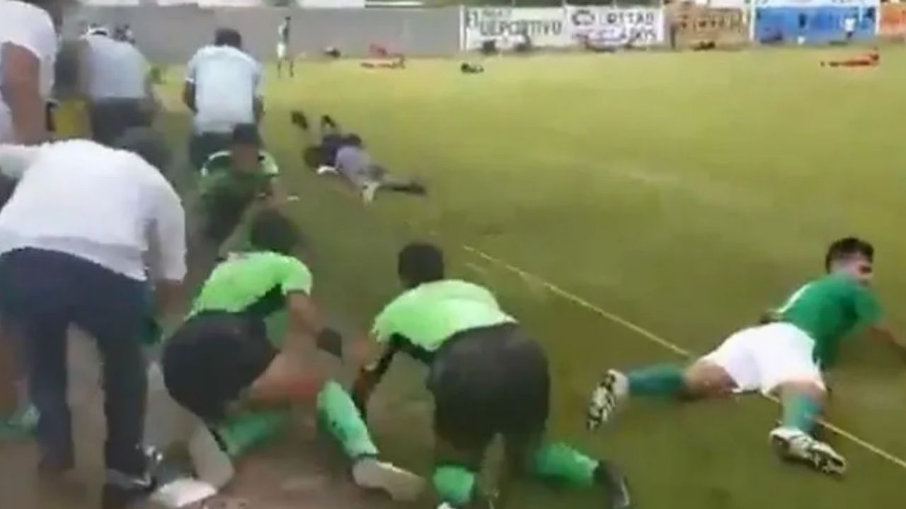 Asesinan a tres personas en pleno partido de fútbol en México