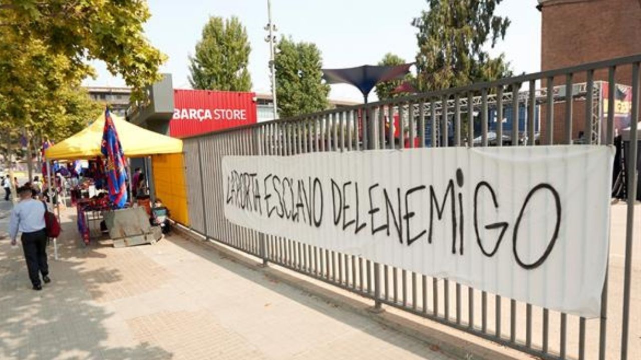 Aficionados de Barcelona arremeten contra Laporta con pancartas afuera del Camp Nou