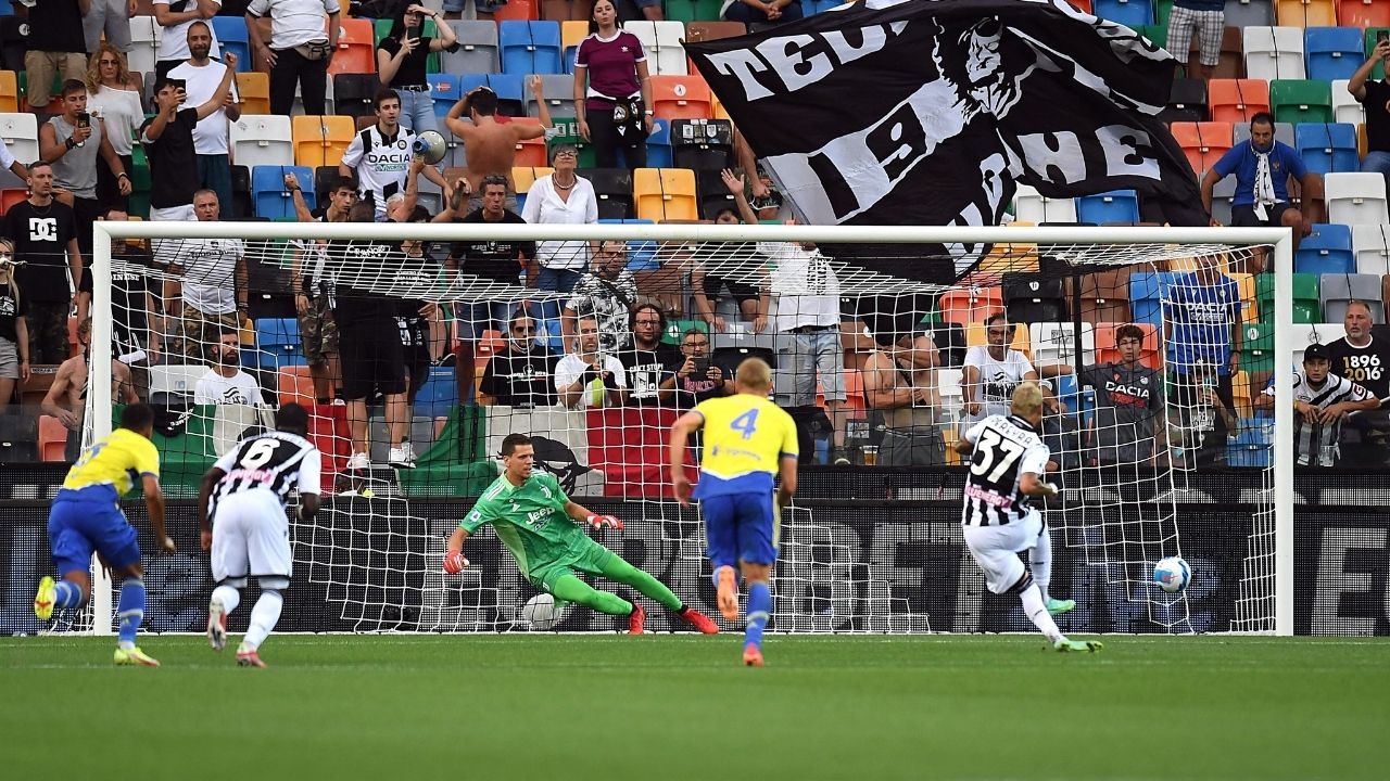 Infantil error de Szczesny y gol de Deulofeu para el 2-2 en la Serie A