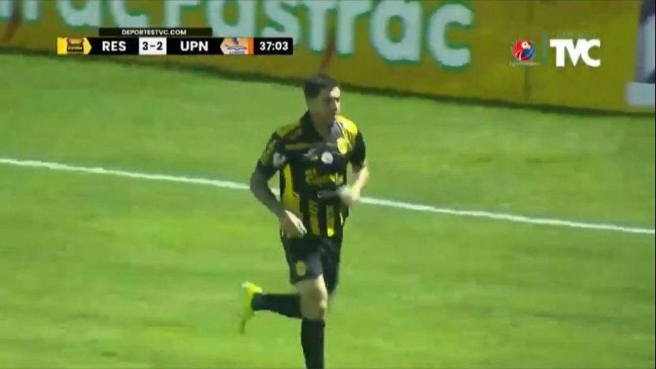 Ramiro Rocca anotó un golazo para el Real España en el estadio Morazán