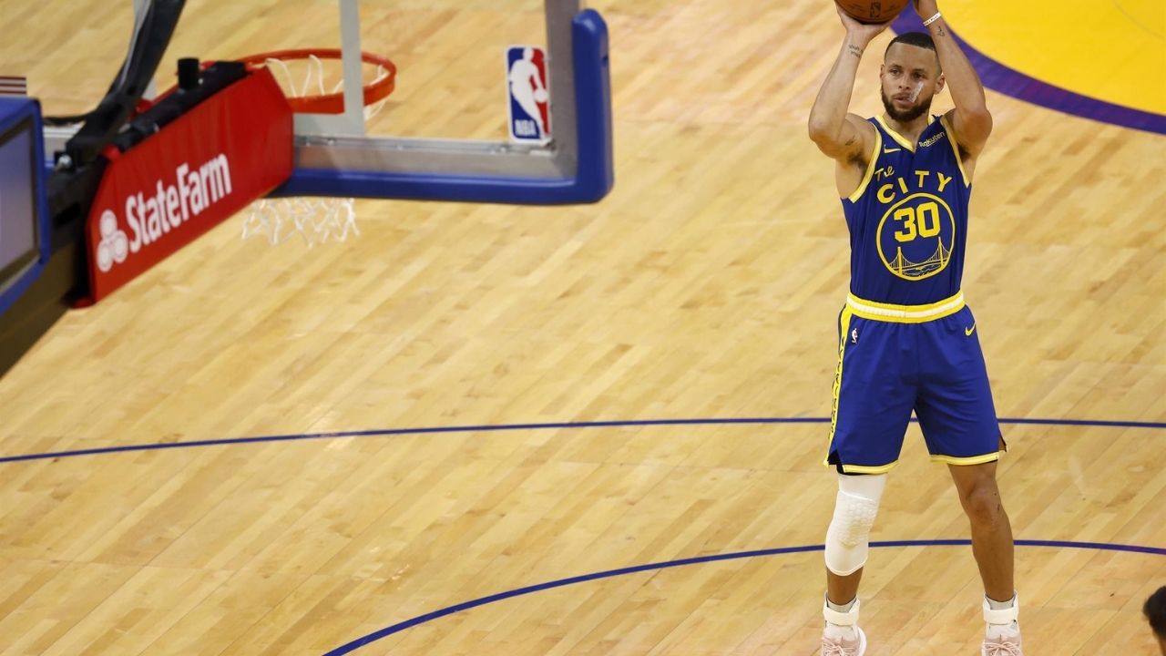 Warriors dan 215 millones de dólares a Curry por extensión de cuatro años