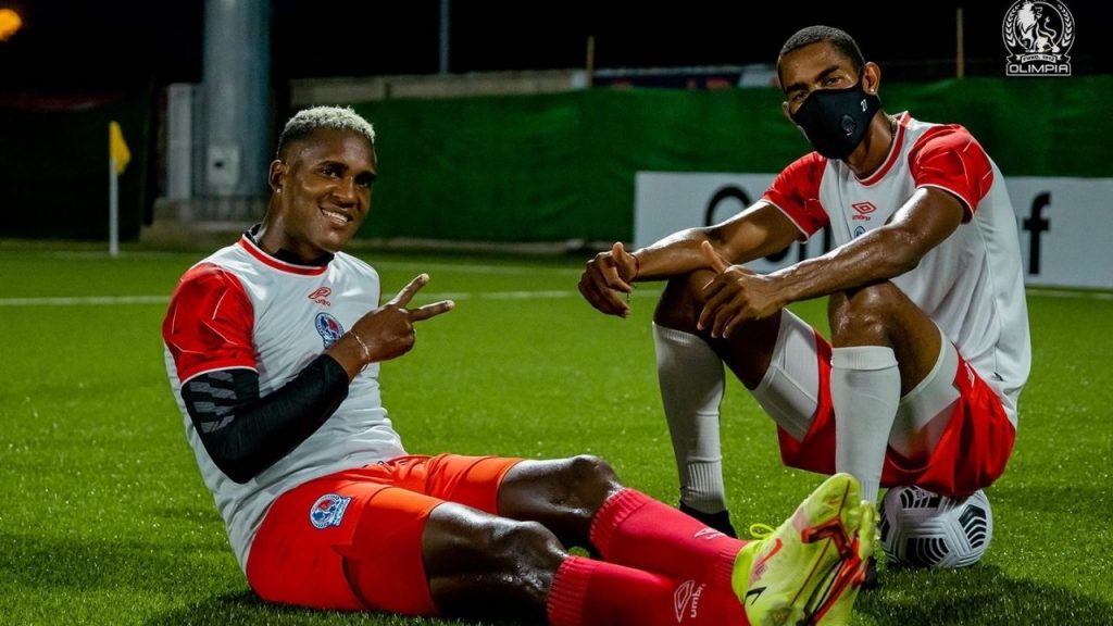 Brayan Bevkeles y Jerry Bengtson