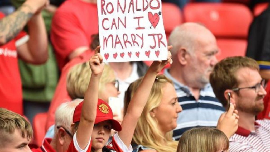 Aficionados del ManU con pancartas en el Old Trafford