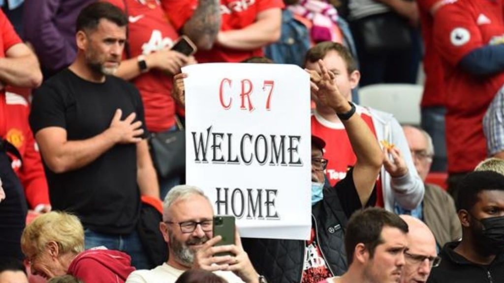 Aficionados del ManU con pancartas en el Old Trafford