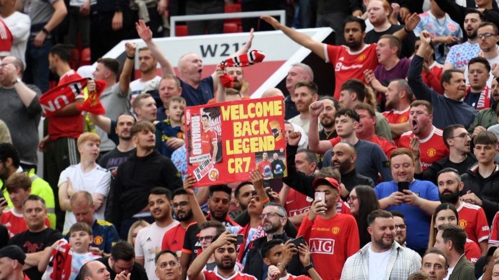 Aficionados del ManU con pancartas en el Old Trafford