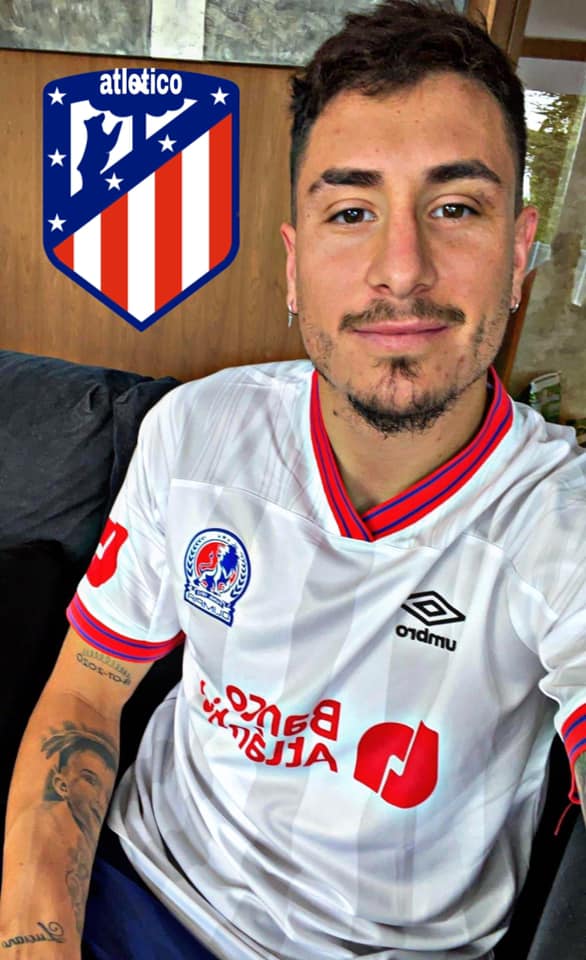 Jose Maria posa con la camisa de Olimpia