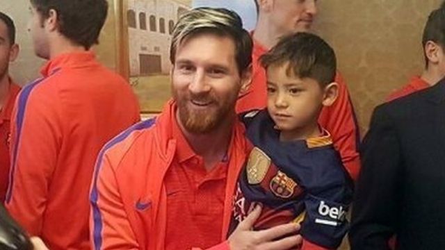 Messi con el barcelona sostiene al niño afgano