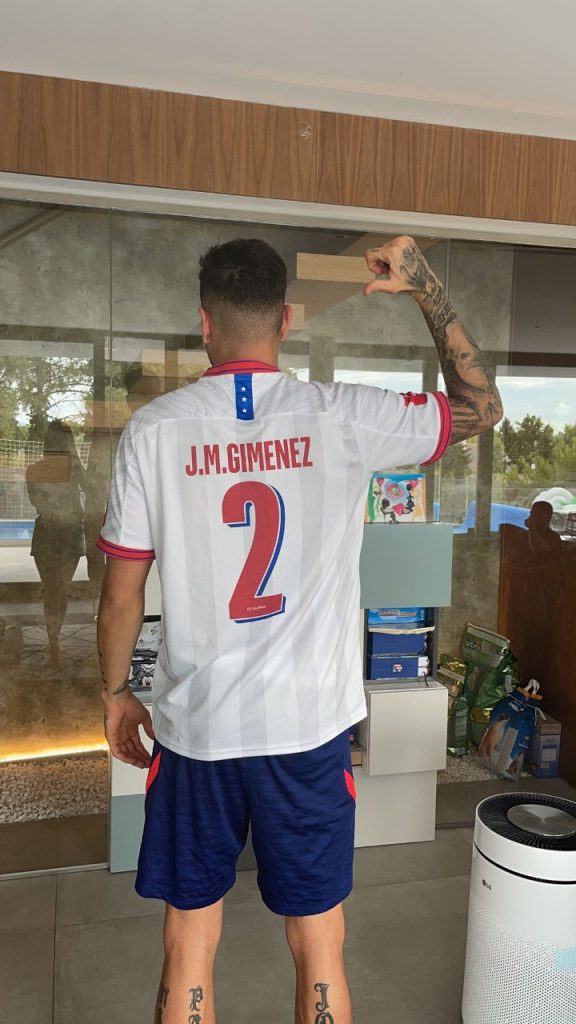 Jose Maria posa con la camisa de Olimpia