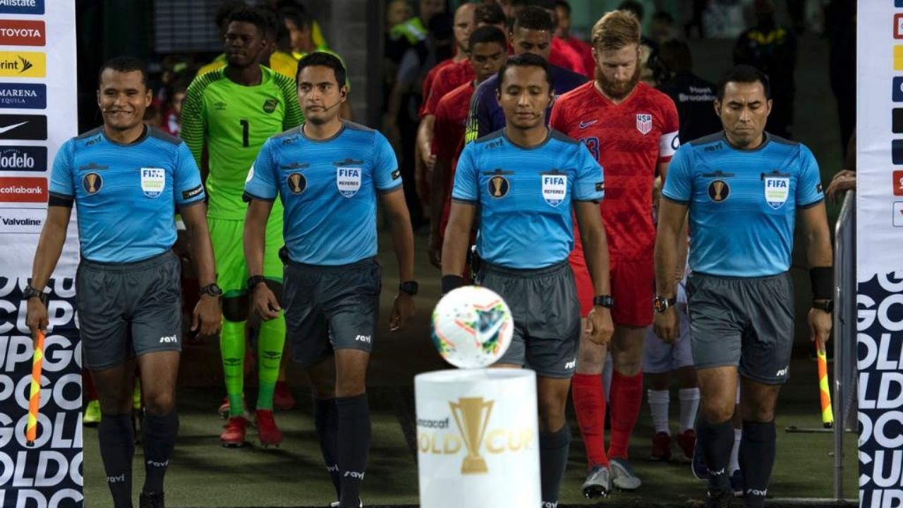 Cuatro hondureños escogidos para arbitrar partido de la octogonal de Concacaf