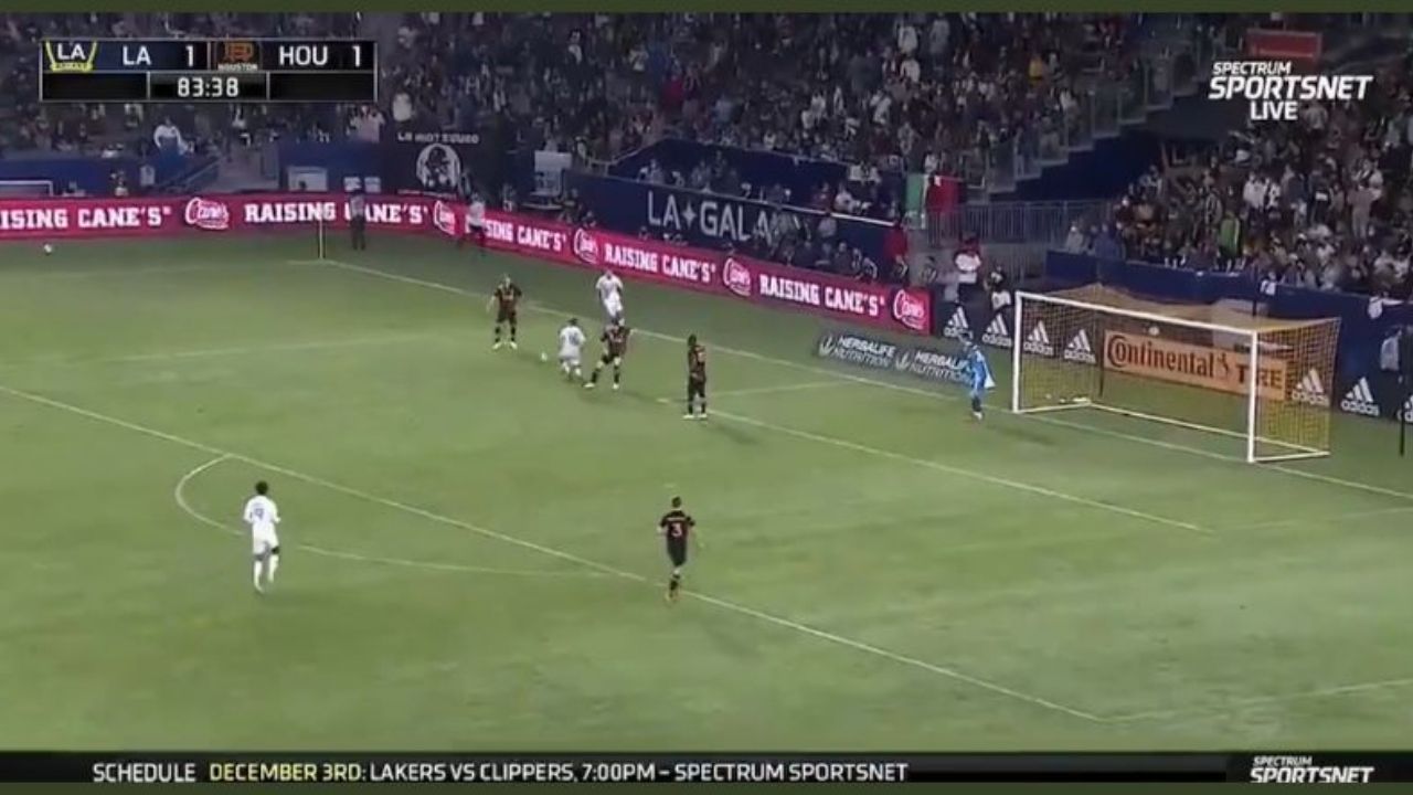 Chicharito fue multado por fingir falta en partido ante el Houston Dynamo en la MLS