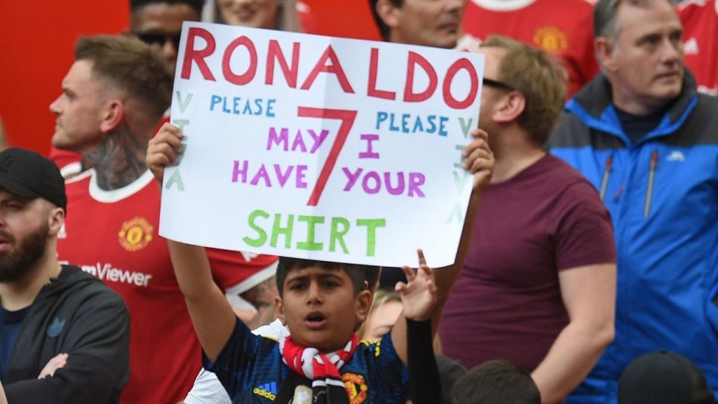 Aficionados del ManU con pancartas en el Old Trafford