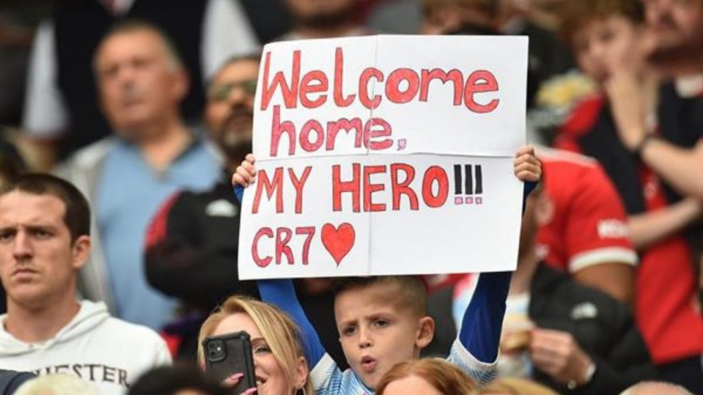 Aficionados del ManU con pancartas en el Old Trafford