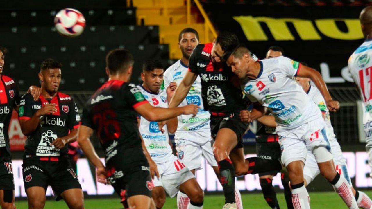 Compañero de Alex López castigado en Costa Rica por tocarle los genitales a un rival