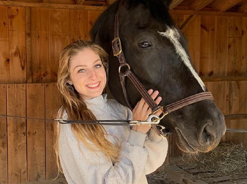 Devyn Pulisic con un caballo 