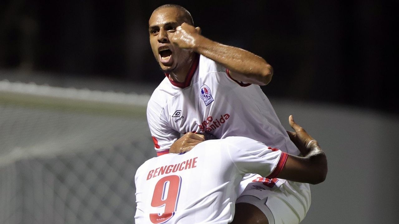 Eddie Hernández elegido el mejor jugador del partido del Olimpia vs Inter Moengo