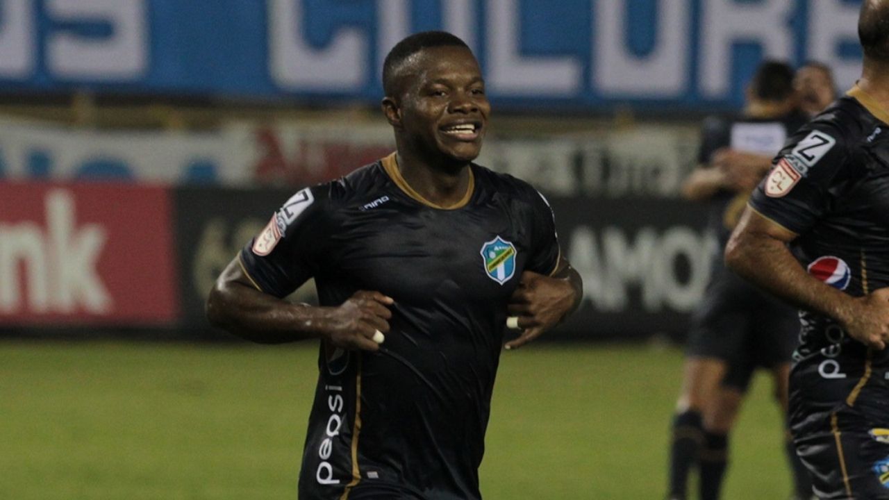Gol de Junior Lacayo mete al Comunicaciones a cuartos de final en Liga Concacaf