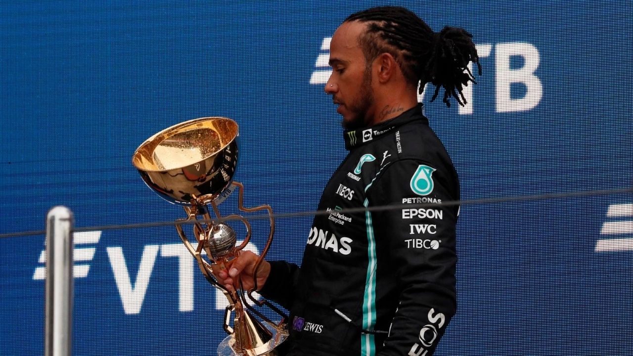 Hamilton y Sainz bailan la danza de la lluvia en el Gran Premio de Rusia