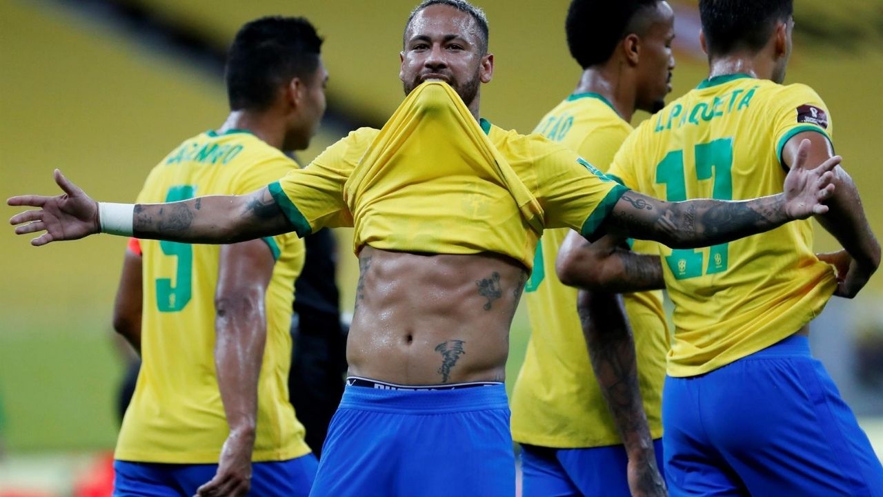 Neymar celebra sus marcas como el mayor goleador de Brasil en eliminatorias