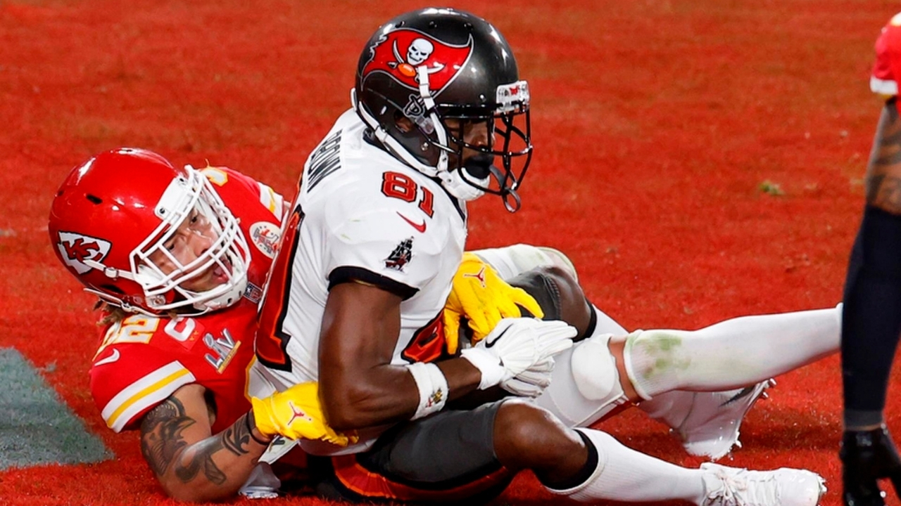 Los Buccaneers mandan a Brown a la lista de covid-19