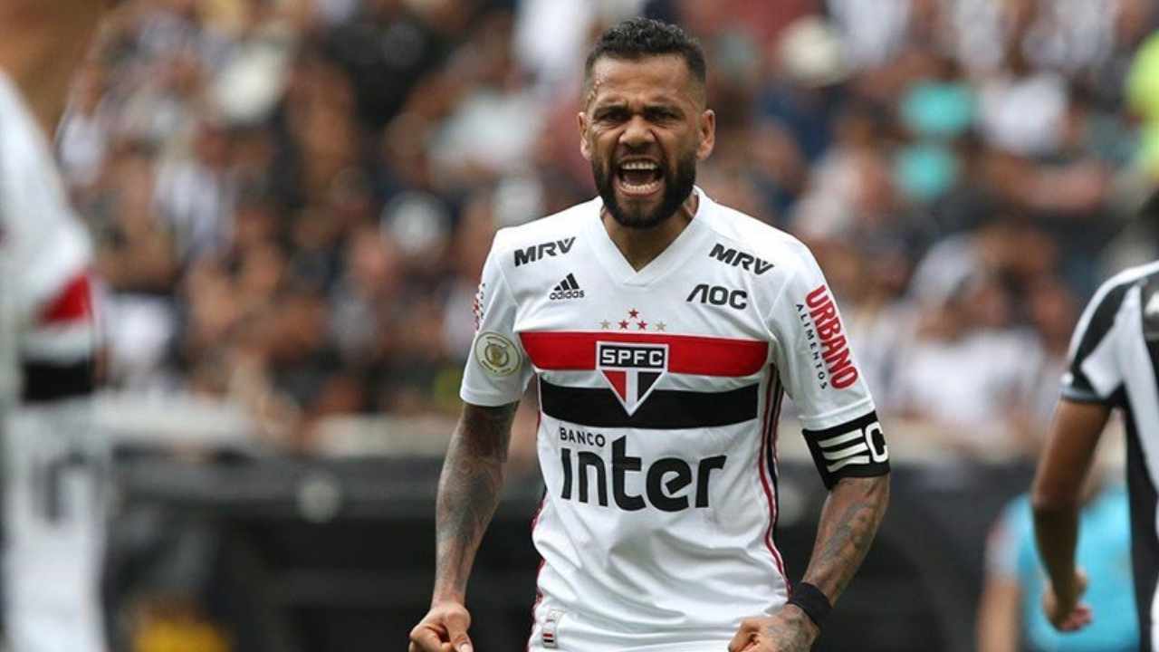 Escándalo en Brasil: Dani Alves dejaría su club por una 'millonaria' razón