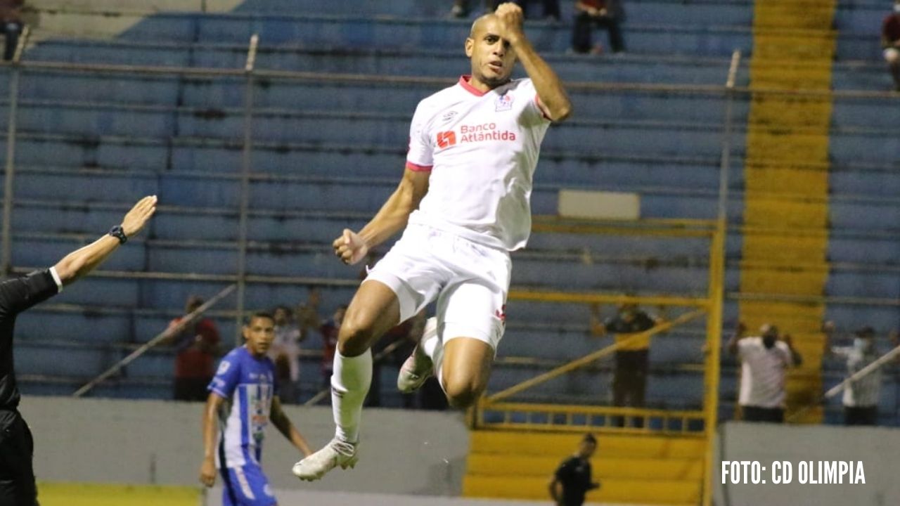 ¡Historia pura! Eddie Hernández rompe marca con su hat-trick ante el Victoria